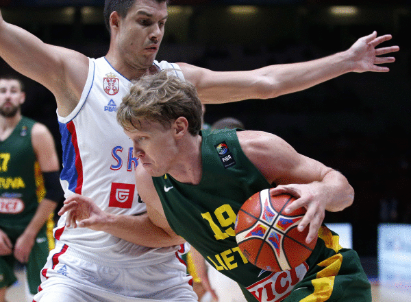 Mindaugas Kuzminskas, Lituaniakoa, baloiarekin. SEBASTIAN NOGIER / EFE