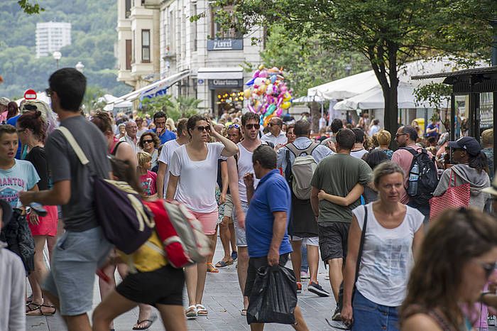 Turistak Donostiako Alde Zaharretik paseatzen. GORKA RUBIO / ARGAZKI PRESS