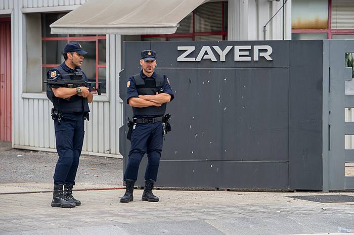 Esapinaiko Polizia, Zayer makina-erreminta enpresa arakatzen. JUANAN RUIZ, ARGAZKI PRESS