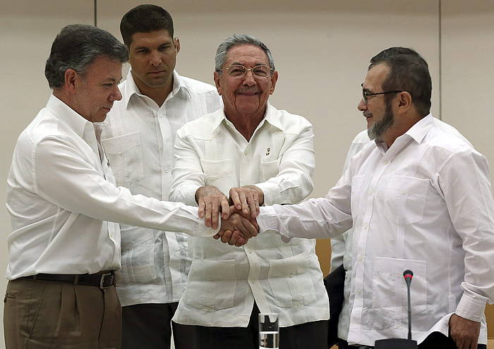 Juan Manuel Santos, Raul Castro eta Rodrigo Londoño, elkarri bostekoa ematen. ALEJANDRO ERNESTO / EFE