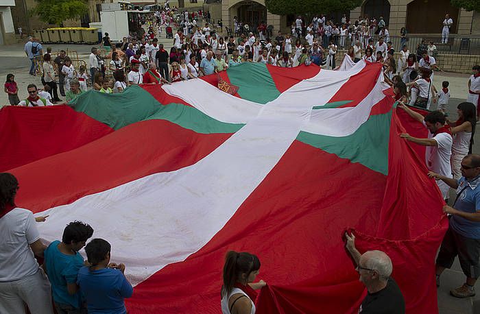 Oteitzan (Nafarroa) iaz ikurrinari egin zitzaion omenaldia. JAGOBA MANTEROLA, ARGAZKI PRESS