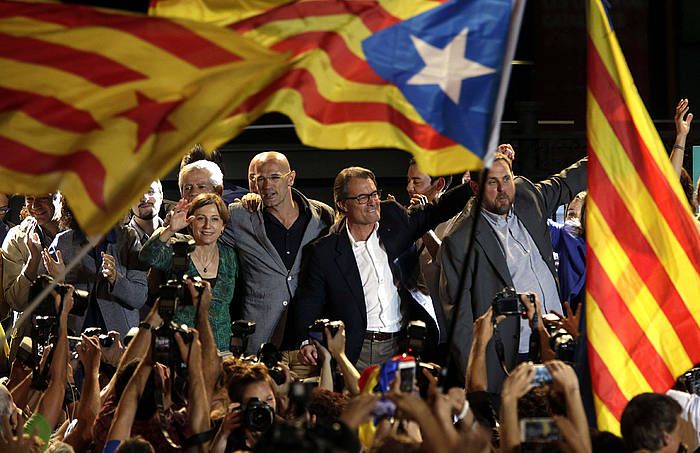 Forcadell, Romeva, Mas eta Junqueras, garaipena ospaten Junts pel Si-ren hauteskunde gaueko ekitaldian. ALBERTO ESTEVEZ / EFE