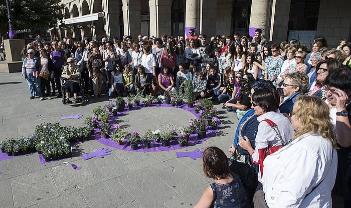 Baratze feminista bat landatu zuten dozenaka lagunek Tafallan, Emakumeen Mundu Martxari harrera egin ostean. JAGOBA MANTEROLA / ARGAZKI PRESS