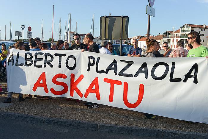 Alberto Plazaolaren atxiloketa salatzeko Ziburun eginiko elkarretaratze bat. ISABELLE MIQUELESTORENA