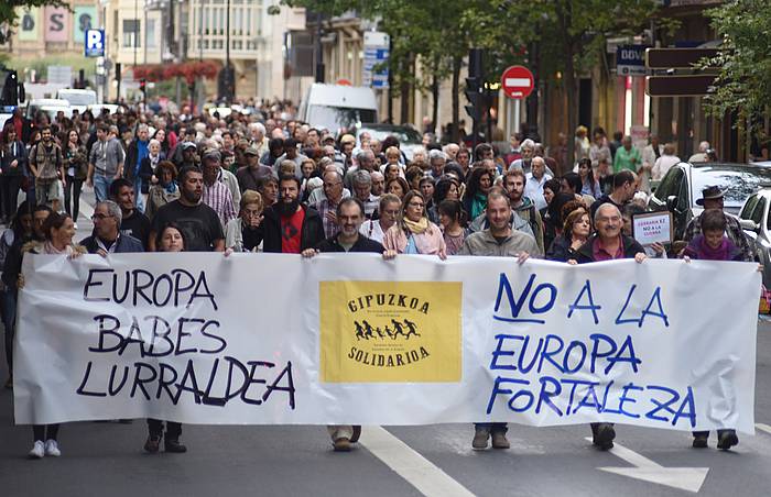 Gipuzkoa Solidarioa plataformak deituta, manifestazioa egin zuten dozenaka lagunek Donostian orain bi aste, iheslarien eskubideen alde. A. CANELLADA / ARP