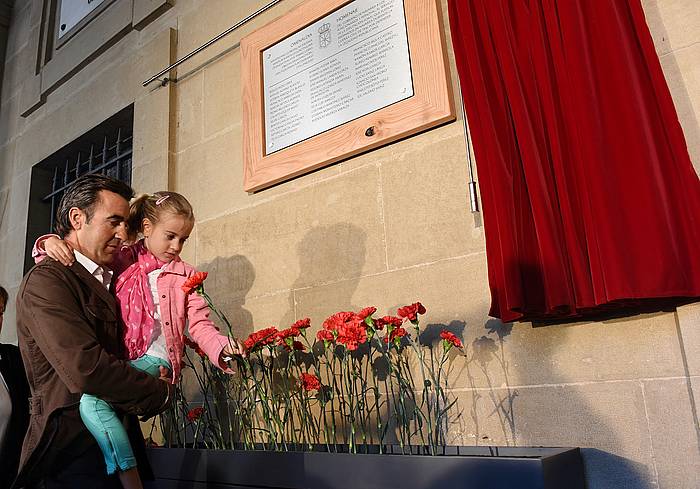 Nafarroako Jauregian omendu dituzte 36ko gerran hildako  langile publikoak. ARGAZKI PRESS