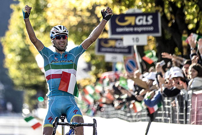 Vincenso Nibali gaurko garaipena ospatzen. ANGELO CARCONI