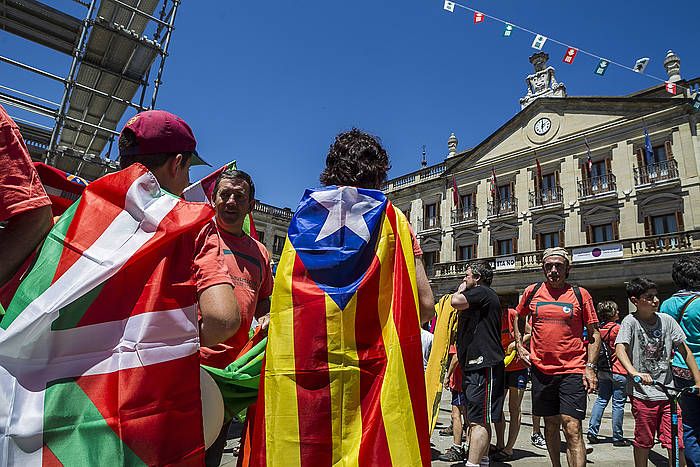 Ikurrina bat eta Kataluniako bandera bat, Gasteizen, Gure Esku Dagoren aurtengo ekaineko ekitaldian. ARITZ LOIOLA, ARGAZKI PRESS