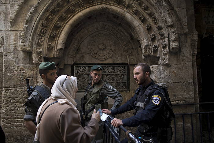 Israelgo Polizia, atzo, emakume palestinar baten dokumentazioa ikuskatzen, Jerusalemgo Hiri Zaharrean. ABIR SULTAN, EFE