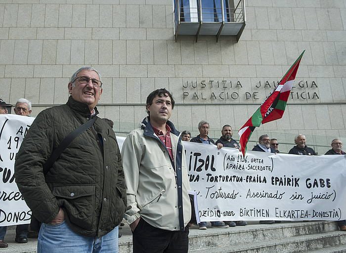 Estonba eta Azpiroz, Donostiako epaitegian, justizia eskatzeko egin den bilkuran. JON URBE, ARGAZKI PRESS