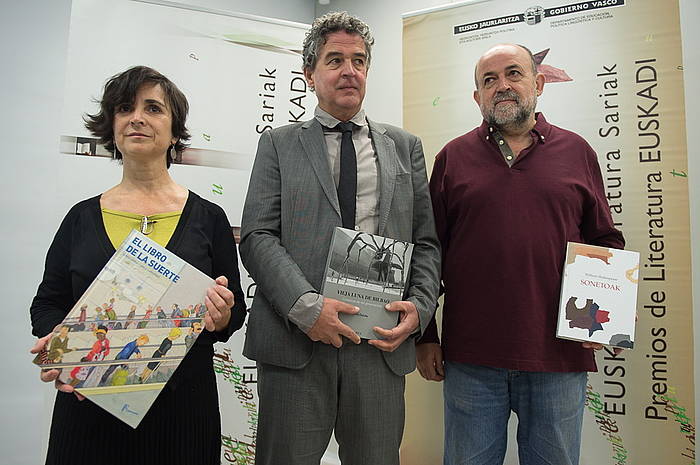 Ana G. Lartitegi eta Juan Garzia, gaur, Joxea Muñoz Kultura sailburuordearekin. MONIKA DEL VALLE, ARGAZKI PRESS