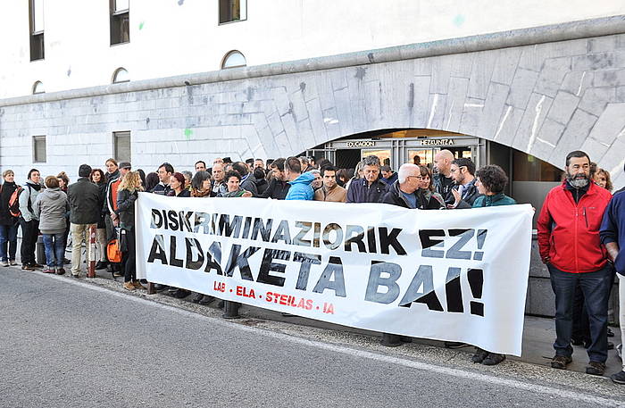 Imanol Haranbururen kargugabetzea salatzeko elkarretaratzea egin dute Nafarroako Hezkuntza departamenduaren aurrean. IDOIA ZABALETA / ARGAZKI PRESS