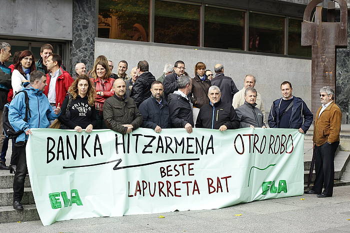 ELAk protesta egin du goizean, Bilboko BBVAren aurrean. ARGAZKI PRESS