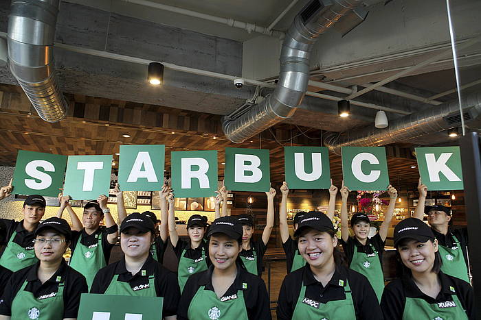 Starbucks kateko langile batzuk, Vietnamgo kafategi baten irekieran. QUOC HUY, EFE