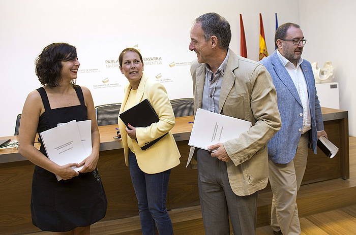 Laura Perez (Ahal Dugu), Uxue Barkos (Geroa Bai), Adolfo Araiz (EH Bildu) eta Jose Miguel Nuin (Ezkerra) Nafarroako Gobernu berria osatzeko ituna sinatu ondoren. VILLAR LOPEZ, EFE