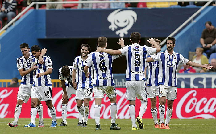 Realeko jokalariak gol bat ospatzen Ciutat de Valencia zelaian, gaur. MANUEL BRUQUE / EFE