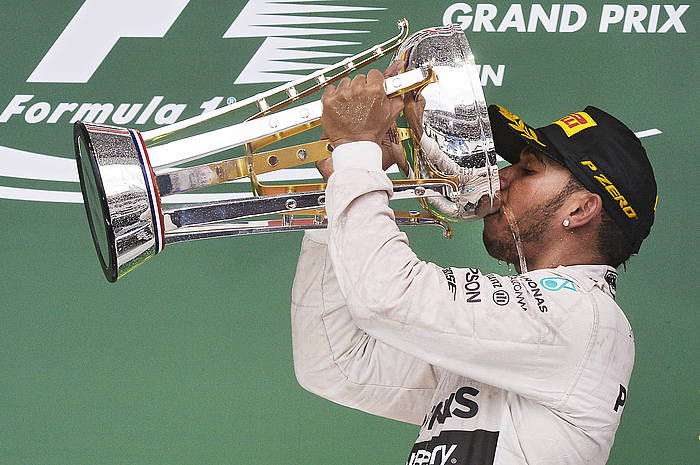 Lewis Hamilton, garaipena ospatzen. LARRY W. SMITH / EFE