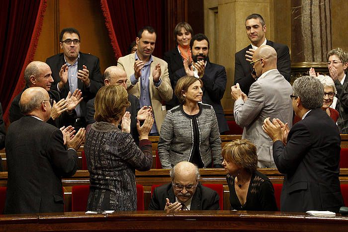 Carme Forcadell txalo artean hartu dute parlamentariek presidente izendatu berritan. QUIQUE GARCIA / EFE