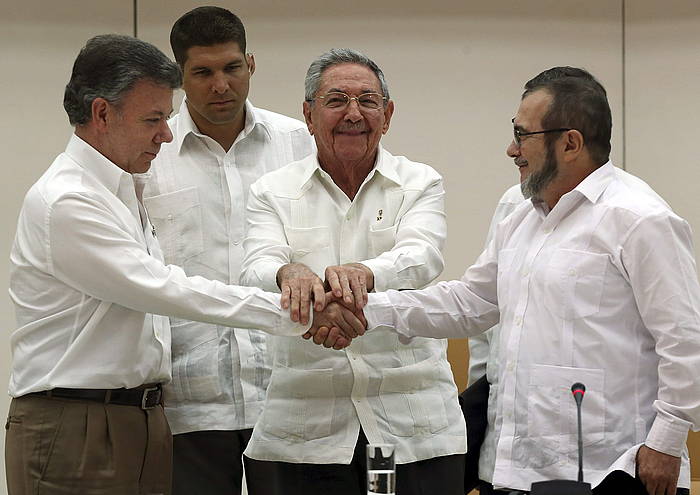 Juan Manuel Santos, Raul Castro eta Rodrigo Londoño, elkarri bostekoa ematen, irailaren 24an. ALEJANDRO ERNESTO / EFE