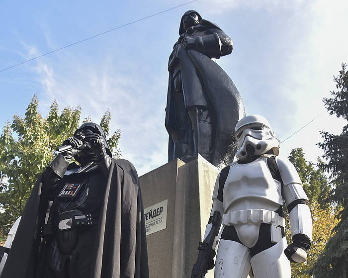 Darth Vaderren omenezko munduko lehen estatua da Odesakoa. SERGEY GUMENYUK / EFE