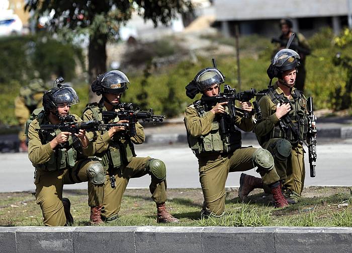 Israelgo soldaduak Hebron hiriko kale istiluetan, aurreko ostiralean. ABED AL HASHLAMOUN / EFE