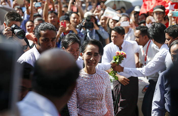 Aung San Suu Kyi, gaur, jendez inguratuta. LYNN BO BO, EFE