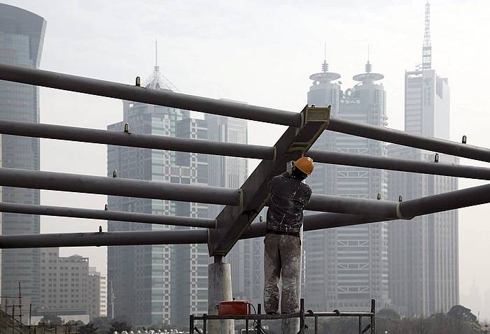 Eraikuntzako langile txinatar bat, Pudong finantza distrituan lanean, Shanghain. QILAI SHEN, EFE