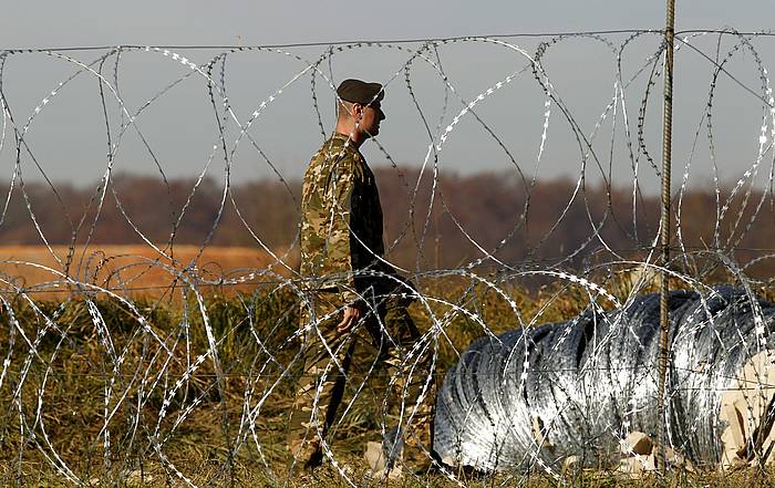 Militarrak, Eslovenia eta Kroazia arteko hesia altxatzen. ANTONIO BAT, EFE