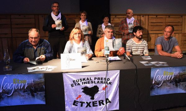 Etxerat-eko kideak, Donostian eginiko agerraldian. ANDONI CANELLADA, ARGAZKI PRESS