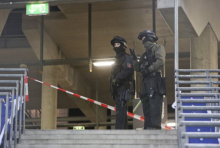 Bi polizia NDI Arena estadioan, Hannoverren. CHRISTIAN CHARISIUS / EFE