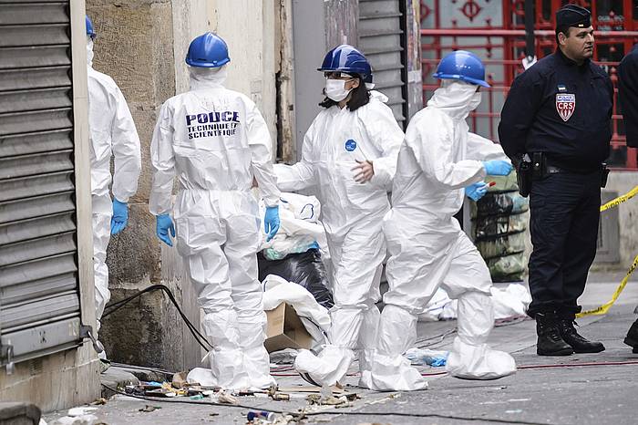 Frantziako Polizia, gaur, Saint-Denisen, ikerketa lanetan. CHRISTOPHE PETIT TESSON / EFE