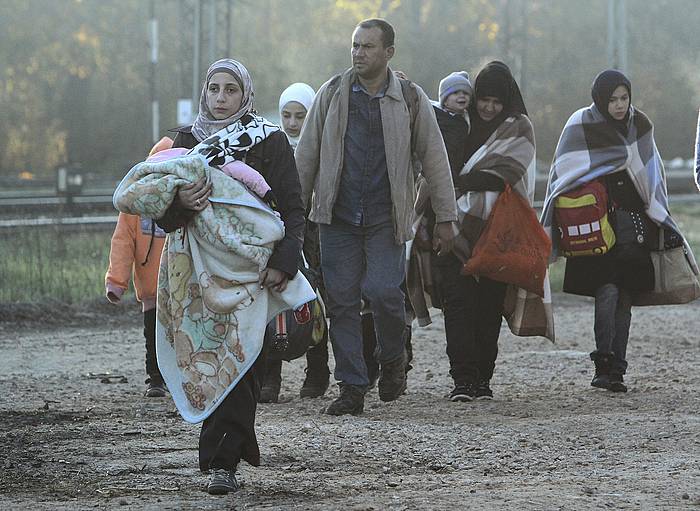 Errefuxiatuak, Presevoko kanpalekura iristen, Serbia hegoaldean. DJORDJE SAVIC, EFE