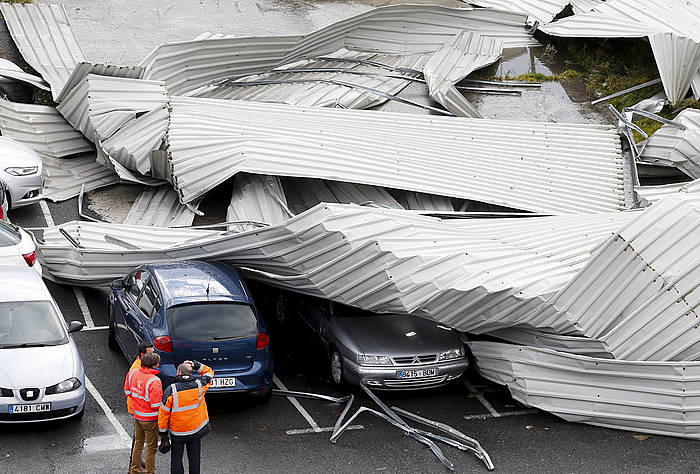 Autoak teilatuaren azpian, Trintxerpen. JUAN HERRERO / EFE