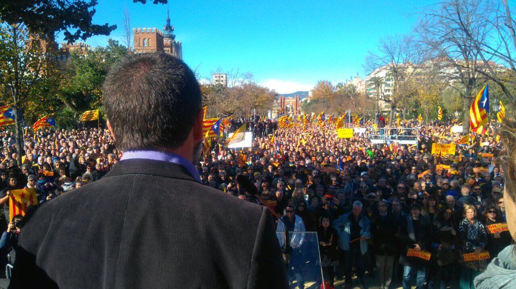 Jordi Sanchez ANCko presidentea, bizkarrez, elkarretaratzean batutako jendeari hizketan. @ASSEMBLEA