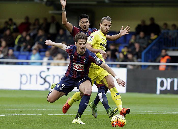 Aleksandar Pantic eta Mauro Dos Santos lehian. DOMENECH CASTELLó / EFE