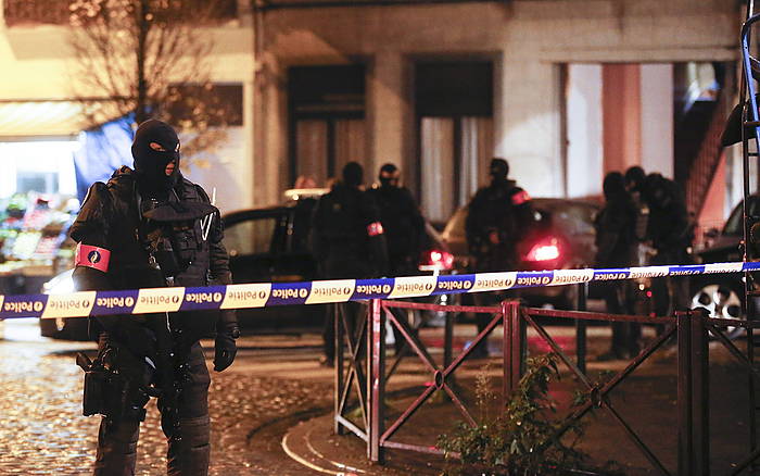 Belgikako polizia miaketak egiten bart Bruselako Molenbeek auzoan. OLIVIER HOSLET / EFE