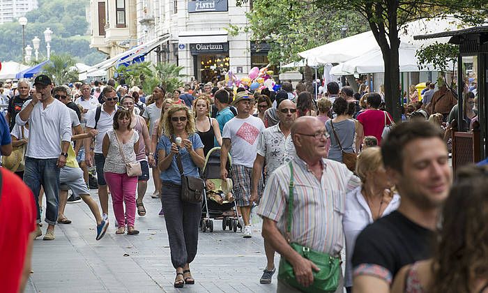 Herritarrak Donostian paseatzen. GORKA RUBIO / ARGAZKI PRESS