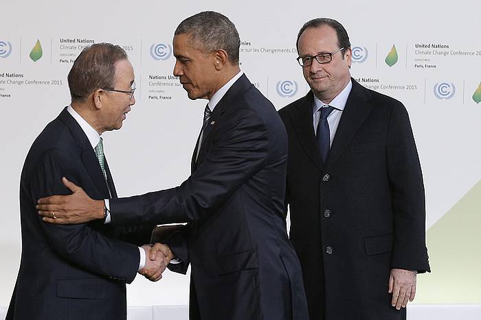 Ban Ki-moon eta Barack Obama elkarri bostekoa ematen, Francois Hollanderen begiradapean. CHRISTOPHE ENA / POOL