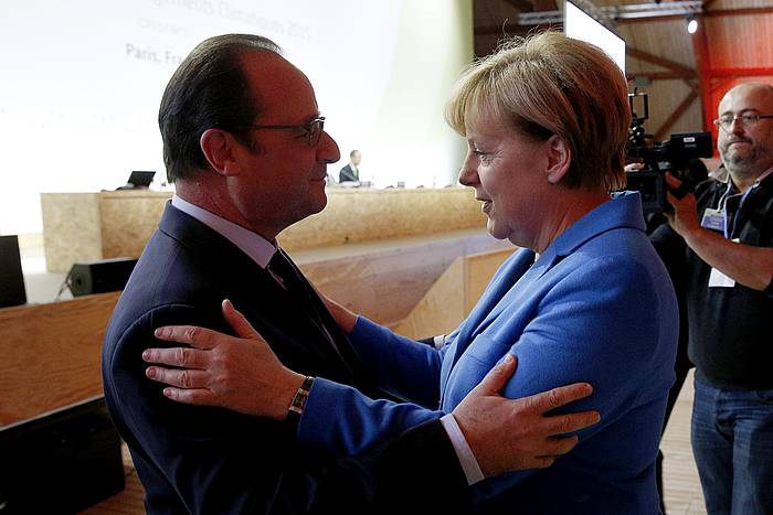 Hollande eta Merkel, atzo, Parisen. YOAN VALAT / EFE