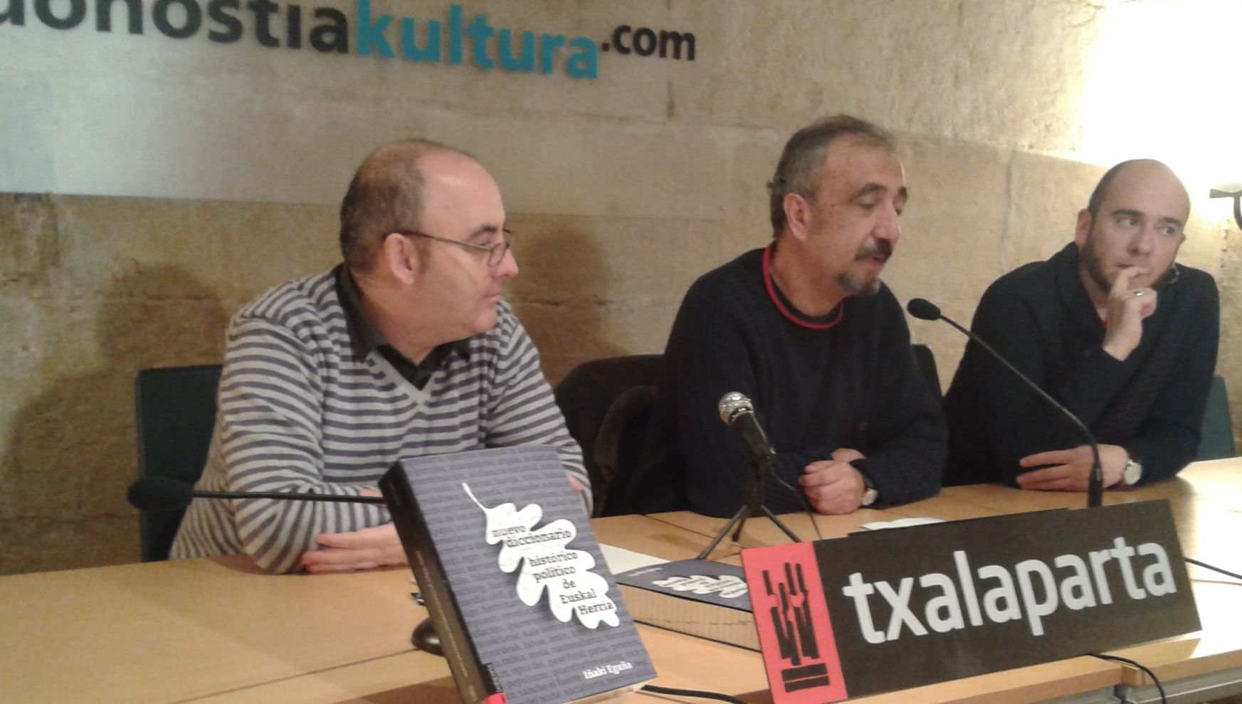 Floren Aoiz (Iratzar fundazioa), Iñaki Egaña (liburuaren egilea) eta Mikel Soto (Txalaparta argitaletxea), Donostian, aurkezpenean. BERRIA