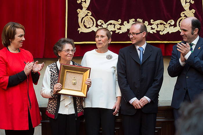 Ainhoa Aznarez , Elena Aranguren, Uxue Barkose, Roldan Jimeno eta Manu Aierdi, domina emateko ekitaldian. IñIGO URIZ, ARGAZKI PRESS