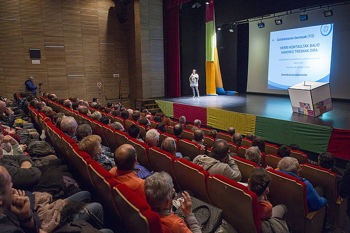 Lazkaoko Areria elkargunea beteta, Gure Esku Dagoren erronkaren aurkezpenean. AIMAR MAIZ