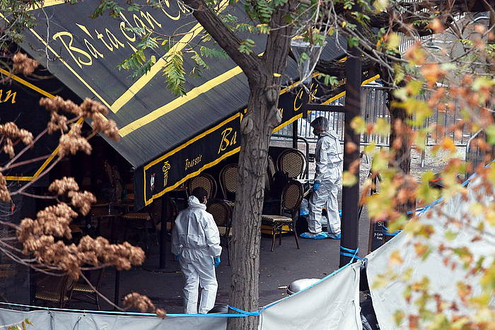 Bataclan aretoaren kanpoaldea, atentatuen biharamunean. LAURENT DUBRULE / EFE