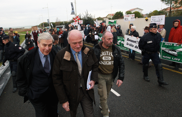 Alain Rousset, AHTaren kontra ekologistek Miarritzen egin zioten protesta baten aitzinean. BOB EDME