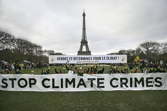 Protesta Parisko Eiffel dorrearen aurrean, klima aldaketaren aurka. ETIENNE LAURENT / EFE