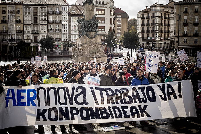 Aernnovako langileak, azaroan, 130 behargin kaleratzeko erregulazio txostena arbuiatzeko Gasteizen eginiko protestan; Berantevillako lantegiko zuzendaritzak atzera egin du azkenean. JAIZKI FONTANEDA, ARGAZKI PRESS