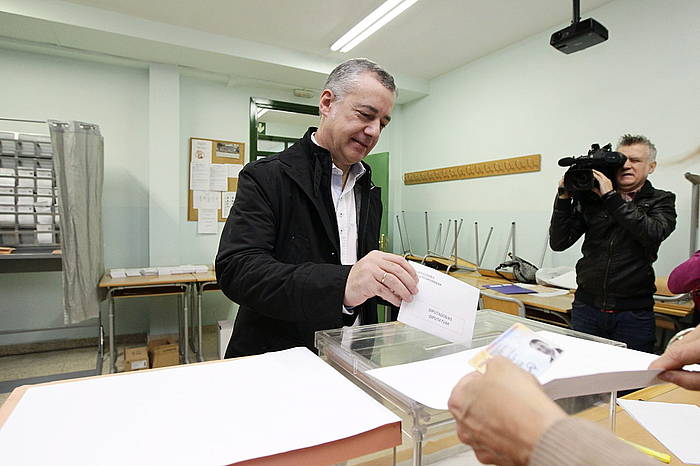 Iñigo Urkullu lehendakaria bozkatzen. ARGAZKI PRESS