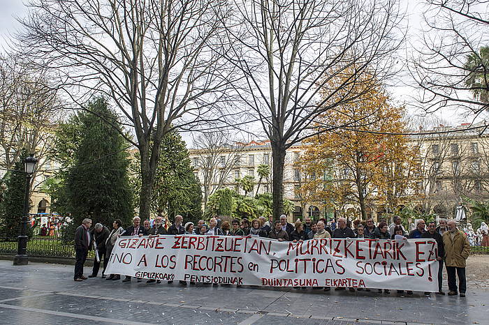 Duintasuna jubilatuen elkartearen elkarretaratzea politika sozialeko aurrekontuetan egindako murrizketak salatzeko, Donostian. GORKA RUBIO / ARGAZKI PRESS