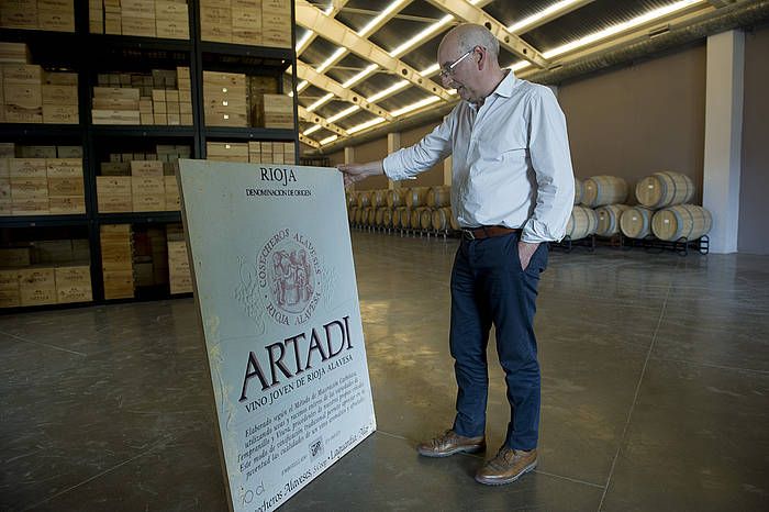 Juan Carlos Lopez de la Calle Artadi upategiko jabea upategiaren lehen etiketari begira (1985ekoa). RAUL BOGAJO / ARGAZKI PRESS