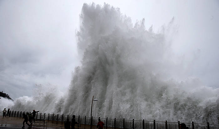 Olatuak, atzo arratsaldean, Donostian. JAVIER ETXEZARRETA / EFE